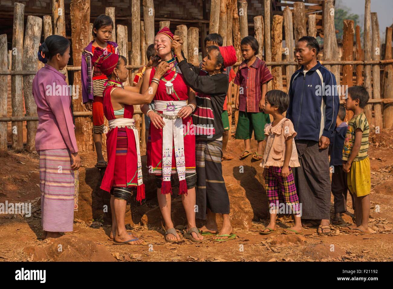 Myanmar (Birmanie), de l'État de Kayah, Kayah, Tribu du Daw Gyi, Mar'portant un costume traditionnel avec deux femmes kayah bat-femmes Banque D'Images