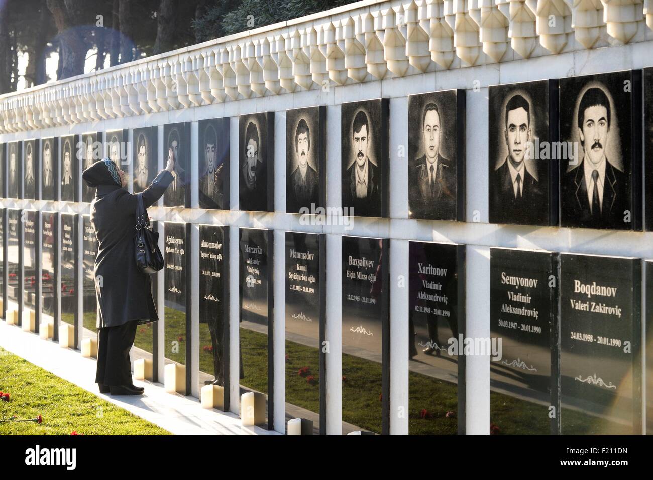 L'Azerbaïdjan, Bakou, Martyrs' Lane (Allée des Martyrs), des tombes de ceux qui ont été tués par l'armée soviétique au cours de janvier noir sur 20-01-1990, 25e Journée de commémoration des martyrs en 2015 Banque D'Images