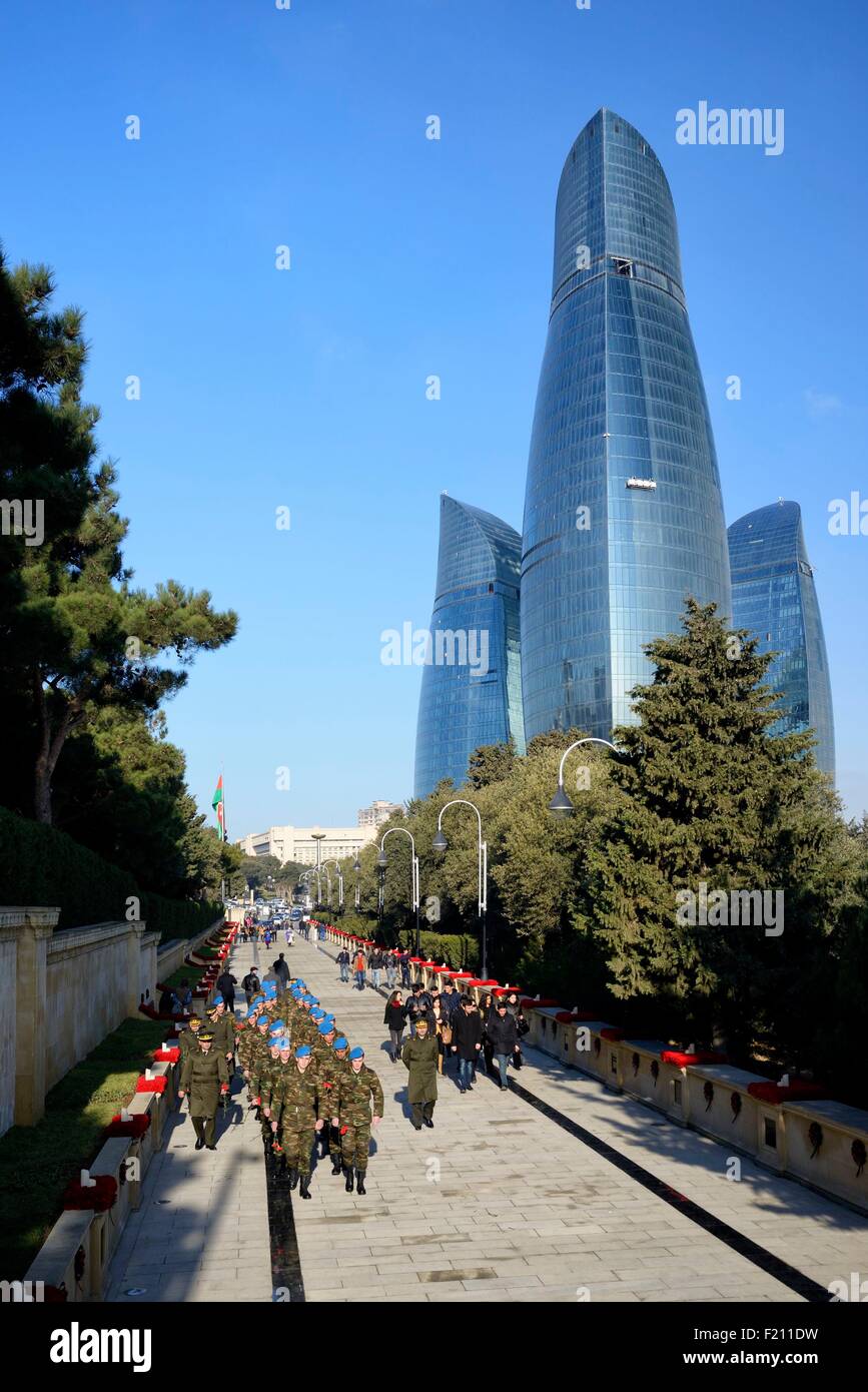 L'Azerbaïdjan, Bakou, Martyrs' Lane (Allée des Martyrs), cérémonie militaire au cours de la 25e Journée de commémoration des martyrs en 2015, les tours à l'arrière-plan Banque D'Images