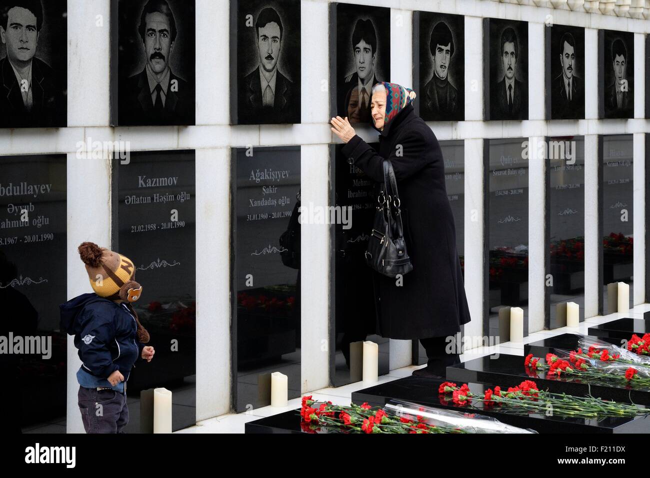 L'Azerbaïdjan, Bakou, Martyrs' Lane (Allée des Martyrs), des tombes de ceux qui ont été tués par l'armée soviétique au cours de janvier noir sur 20-01-1990, 25e Journée de commémoration des martyrs en 2015 Banque D'Images