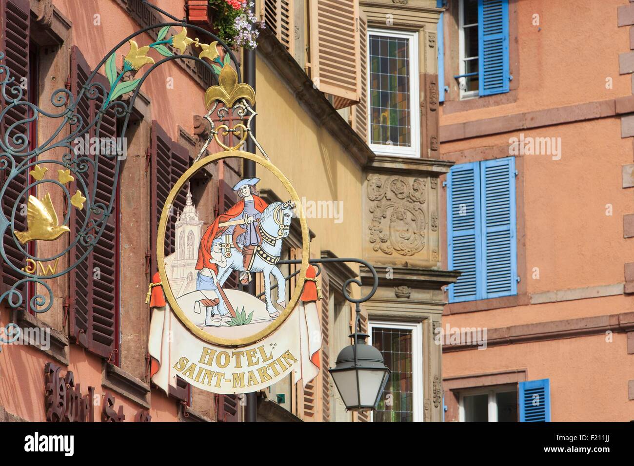 France, Alsace, route des Vins d'Alsace, Colmar, façades et signe de l'hôtel hotel Saint Martin en Grand Rue Banque D'Images