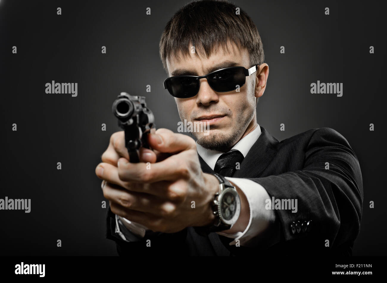 Portrait l'homme en costume noir, agent de service spécial ou garde du corps, pistolet Banque D'Images