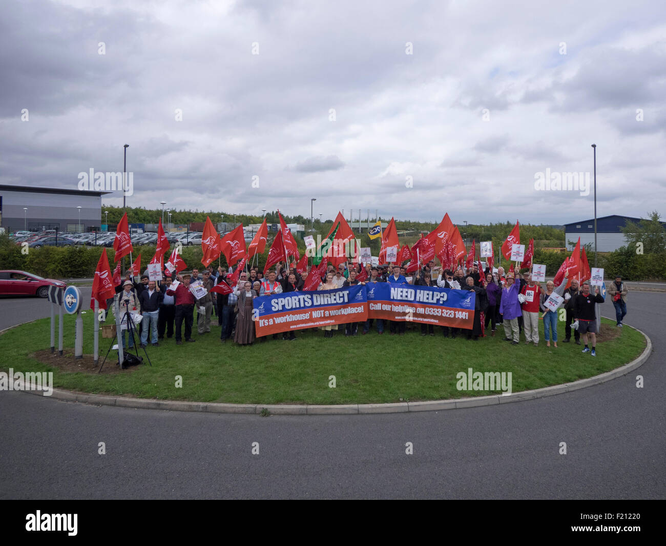 Shirebrooke, UK. 09Th Nov, 2015. Unir les membres de l'union, certains déguisés en travailleurs de Dickens, manifester devant le siège de Sports Direct dans Shirebrook où la société aujourd'hui a tenu son assemblée générale annuelle. Unite the Union réclament la fin de ce qu'ils appellent "Victorian" des pratiques de travail à l'entrepôt Shirebrook. La manifestation fait partie d'une journée nationale d'action à l'extérieur Sports Direct les magasins à travers le Royaume-Uni a organisé par l'Union européenne. Credit : Mark Harvey/Alamy Live News Banque D'Images