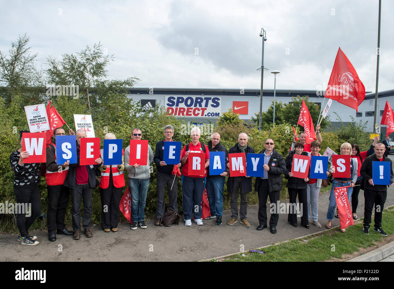 Shirebrooke, UK. 09Th Nov, 2015. Unir les membres de l'union polonaise maintenant le slogan : "Nous vous soutenons", manifester devant le siège de Sports Direct dans Shirebrook où la société aujourd'hui a tenu son assemblée générale annuelle. Unite the Union réclament la fin de ce qu'ils appellent "Victorian" des pratiques de travail à l'entrepôt Shirebrook. La manifestation fait partie d'une journée nationale d'action à l'extérieur Sports Direct les magasins à travers le Royaume-Uni a organisé par l'Union européenne. Credit : Mark Harvey/Alamy Live News Banque D'Images