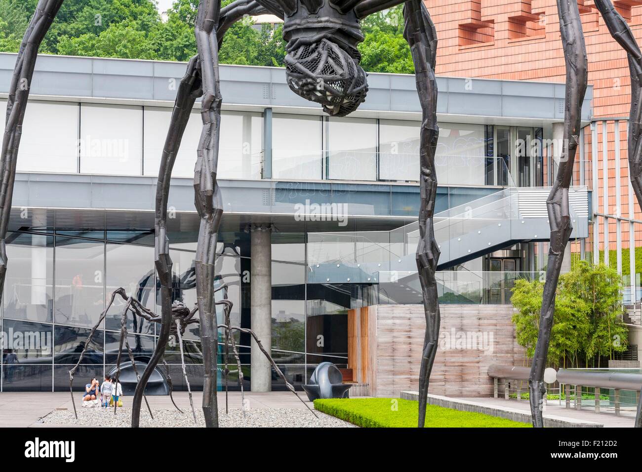 La Corée du Sud, Séoul, Hannam-dong, (Musée Leeum Samsung Museum of Art) musée consacré à l'art et la culture coréenne conçue par les architectes Jean Nouvel, Rem Koolhaas, Mario Botta et achevé en 2004, avec l'Esplanade des sculptures de Louise Bourgeois Banque D'Images