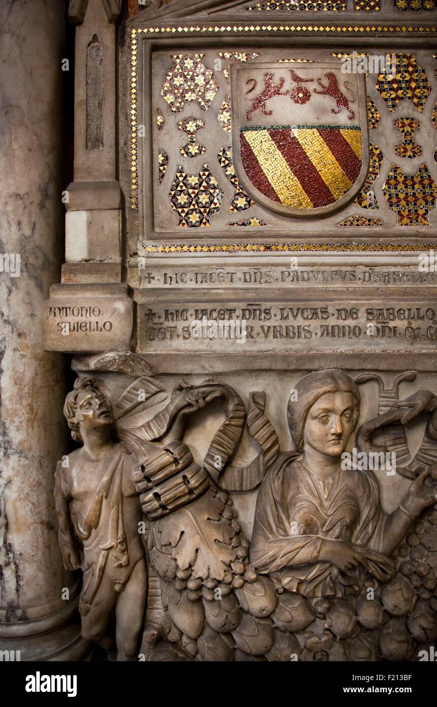 L'Italie, Latium, Rome, Aracoeli, centre historique classé au Patrimoine Mondial de l'UNESCO, transept Droit , tombeau de Luca Savelli par Arnolfo di Cambio Banque D'Images