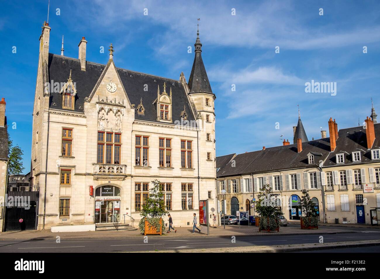 France, Nievre, Nevers, immeuble de la Caisse d'Epargne Photo Stock - Alamy