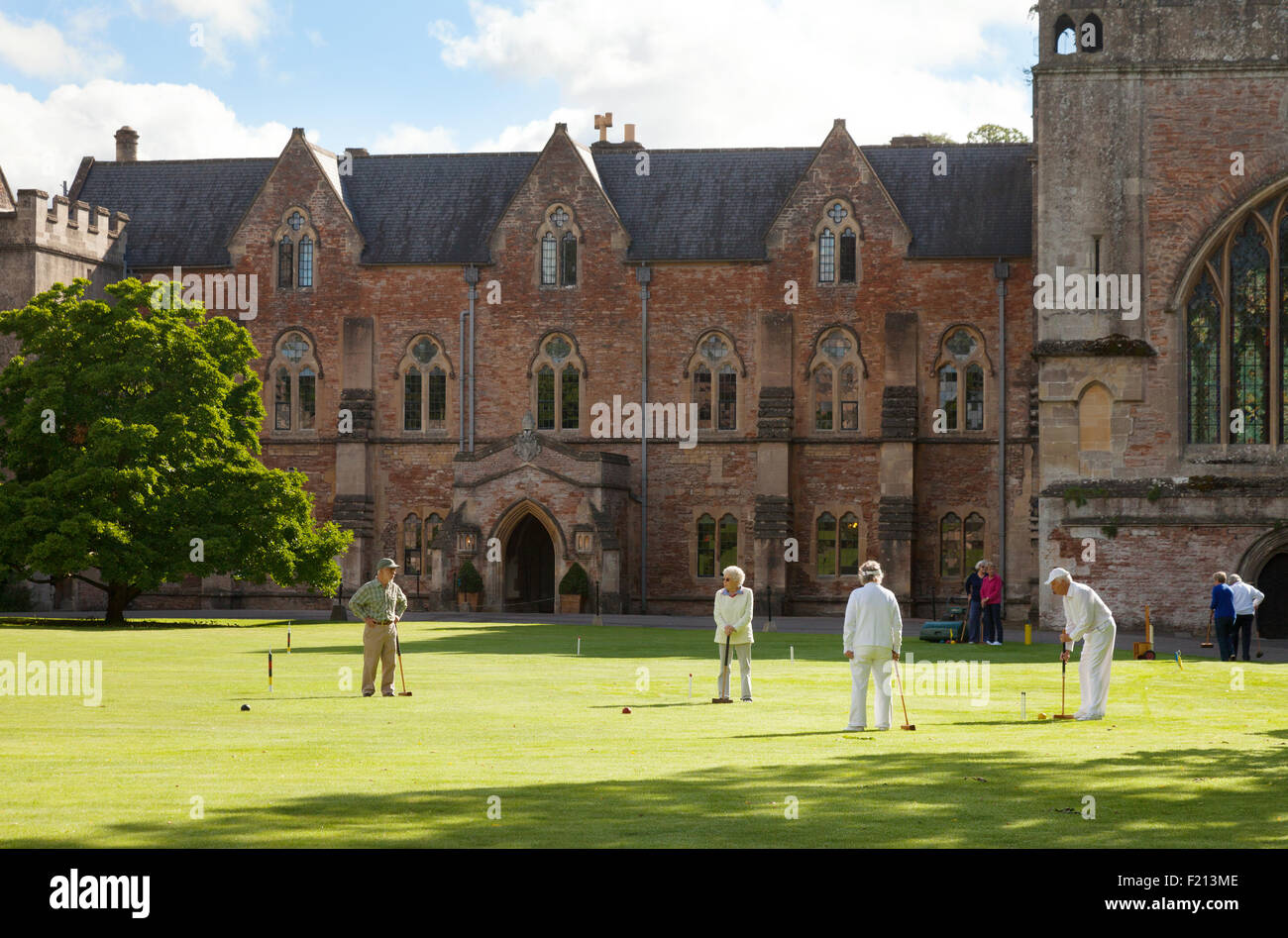 Les gens jouer au croquet sur la pelouse en face de la 13e siècle palais des évêques, Wells, Somerset, UK Banque D'Images