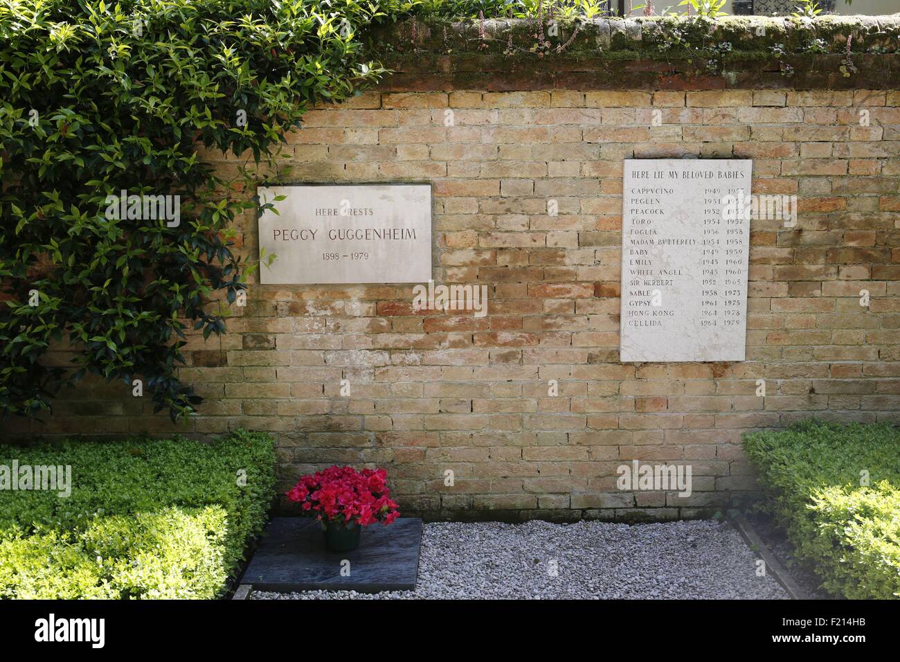 L'Italie, Venise, Collection Peggy Guggenheim dans le Palazzo Venier dei Leoni et Pollock exposition durant la Biennale 2015, Peggy's tombe dans le jardin Banque D'Images