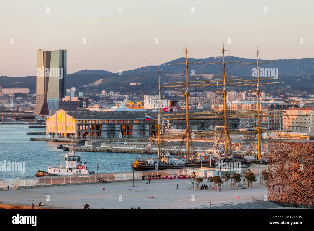 France, Bouches du Rhône, Marseille, le J4, CMA CGM Tower de l'architecte Zaha Hadid, et la Fédération de Krusenstern voilier 4 mâts, le plus ancien encore actif et l'un des plus longs du monde Banque D'Images