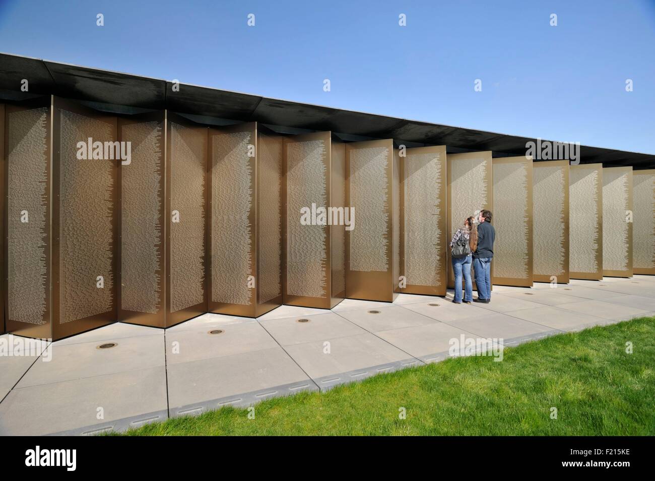 La France, Pas de Calais, Ablain Saint Nazaire, nécropole de Notre Dame de Lorette, bague Mémoire, couple de derrière à regarder à l'allumé de noms Banque D'Images