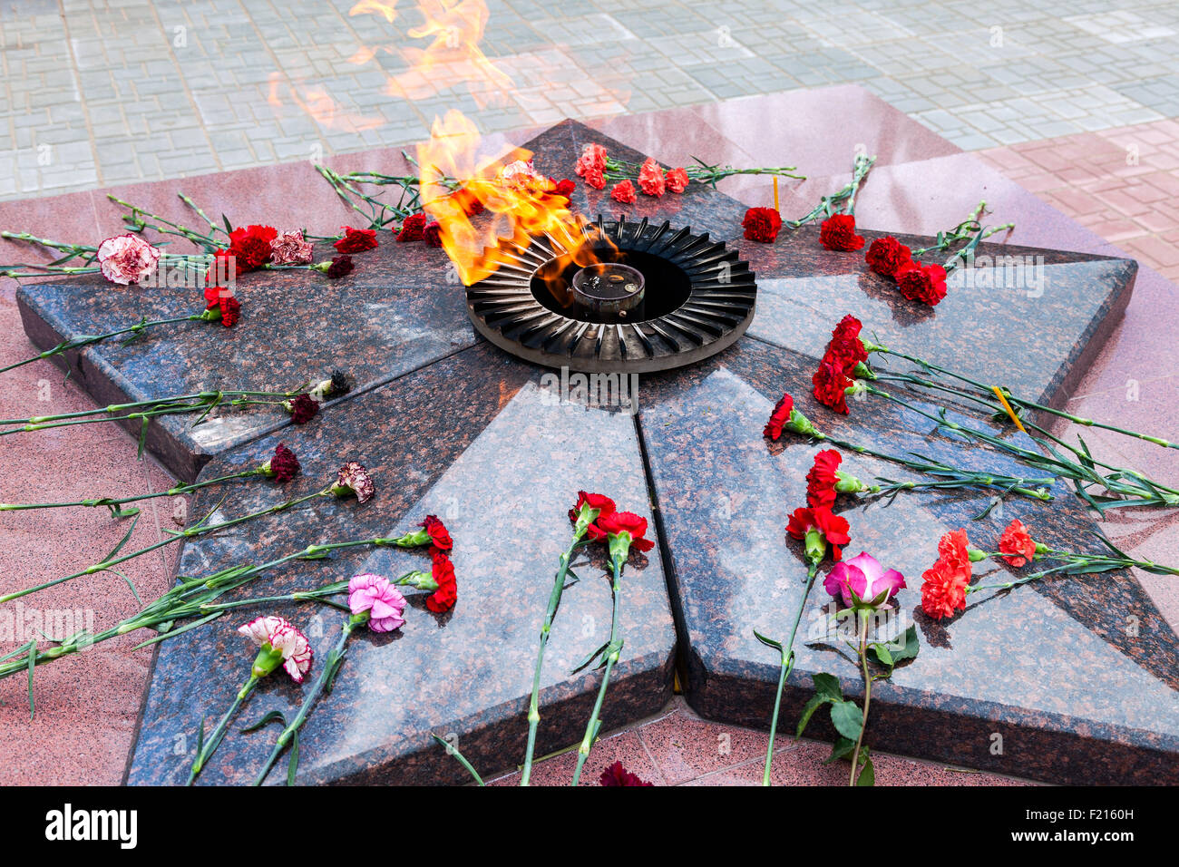 Flamme éternelle et de fleurs en mémoire de la Victoire dans la Grande Guerre Patriotique Banque D'Images