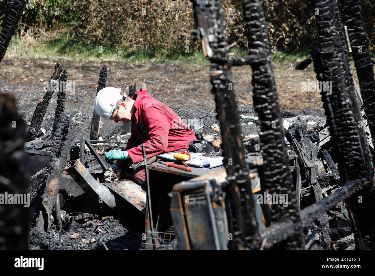 Les services essentiels, le feu, l'examen de l'équipe de médecine légale de ruine carbonisée pour risque d'incendie. Banque D'Images