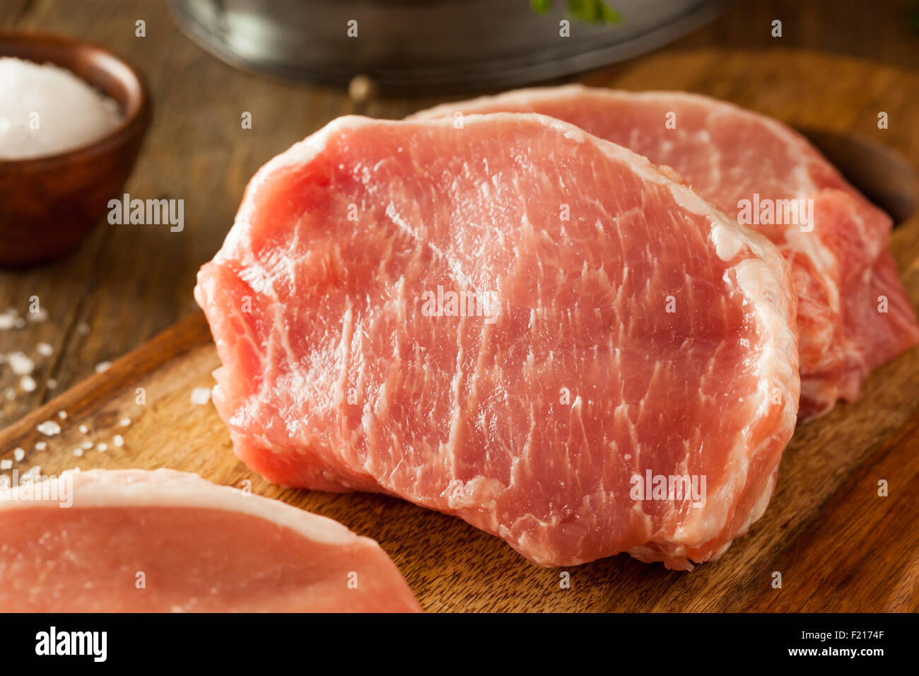 Côtelettes de porc désossées biologiques crus prêts à cuire Banque D'Images