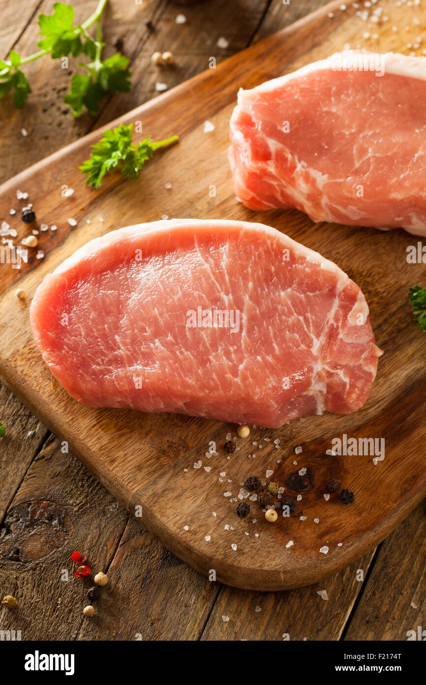 Côtelettes de porc désossées biologiques crus prêts à cuire Banque D'Images