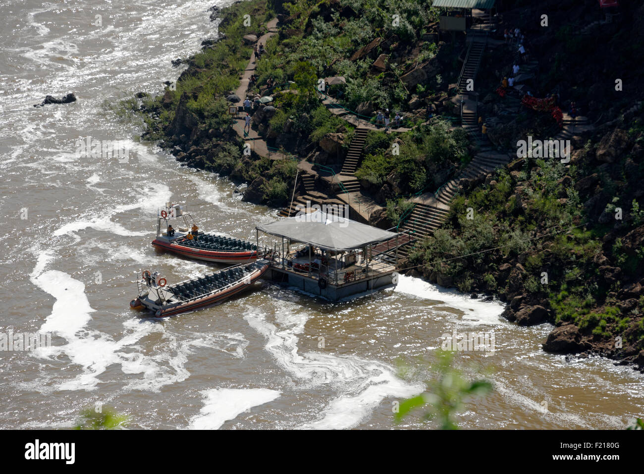 Tour bateaux amarrés à l'endroit de prise près d'Iguacu, Brésil Banque D'Images