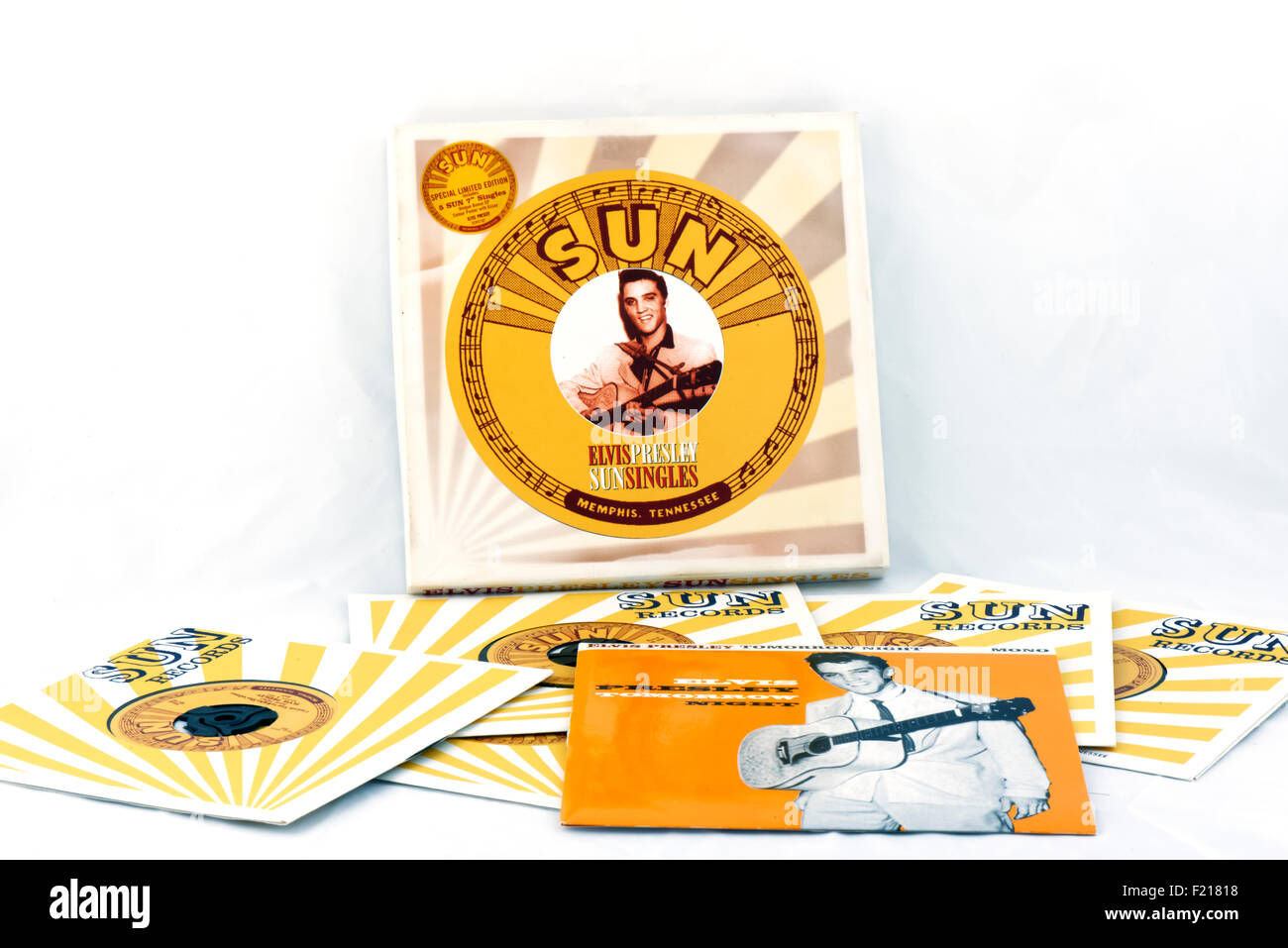 Elvis Presley 7' (7 pouces) des célibataires vinyl Sun record collectors item reproduction box set sur fond blanc. Banque D'Images