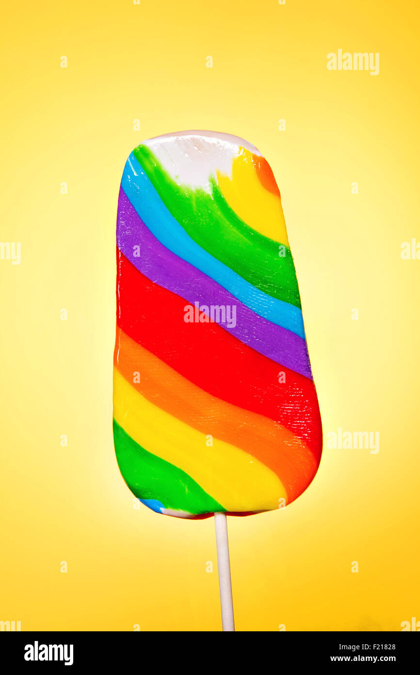 Still Life of arc-en-ciel, meunier noir sur fond jaune Banque D'Images