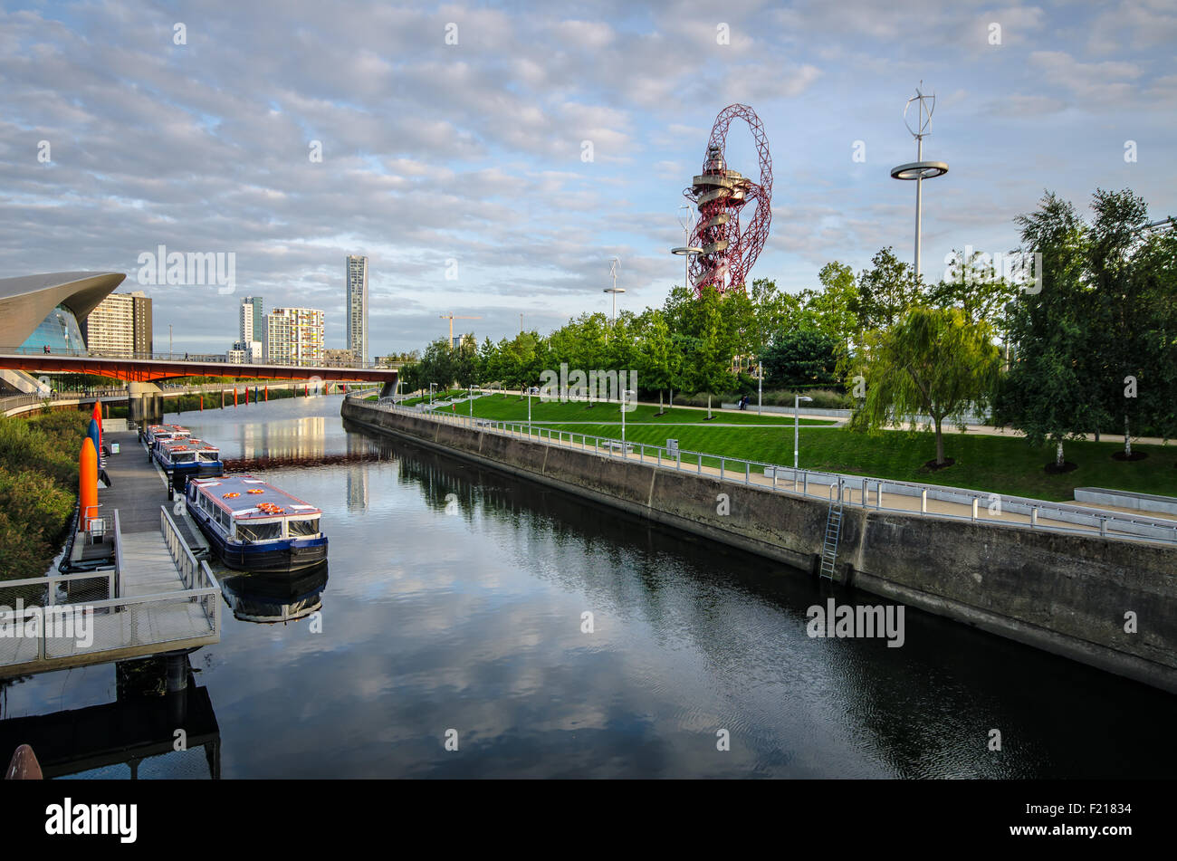 Parc olympique Queen Elizabeth, Londres, stade, tour et canal britanniques. Construit pour les Jeux Olympiques de Londres 2012. Lieu Banque D'Images