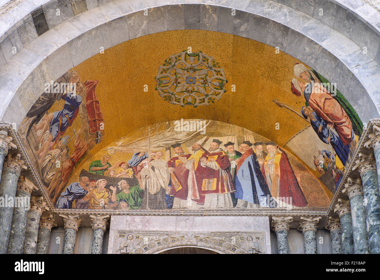 L'Italie, Venise, la Basilique St Marc, l'arrivée de corps de Saint Marc à Venise, au-dessus de Saint Clement's Gate. Banque D'Images