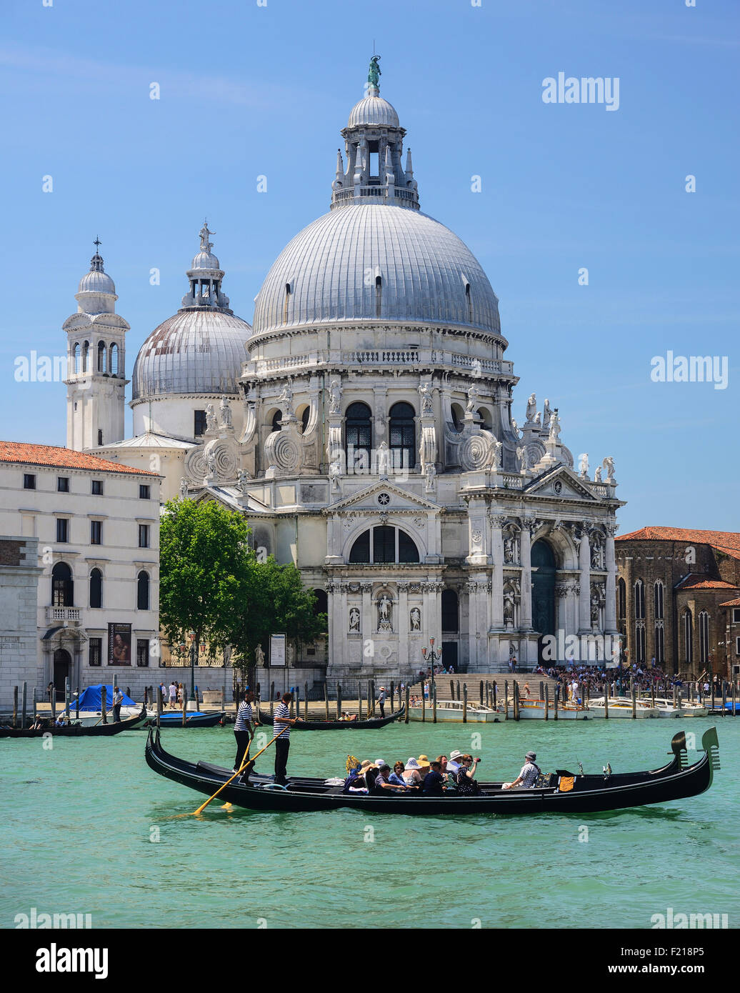 L'Italie, Venise, l'église de Santa Maria della Salute de tout le Grand Canal avec un passage de gondoles au premier plan. Banque D'Images