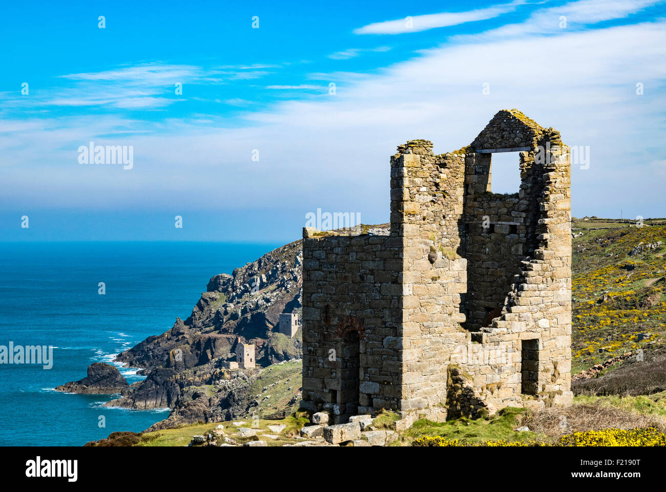 Mines d'étain ancien sur la côte près de Botallack à Cornwall, England, UK Banque D'Images