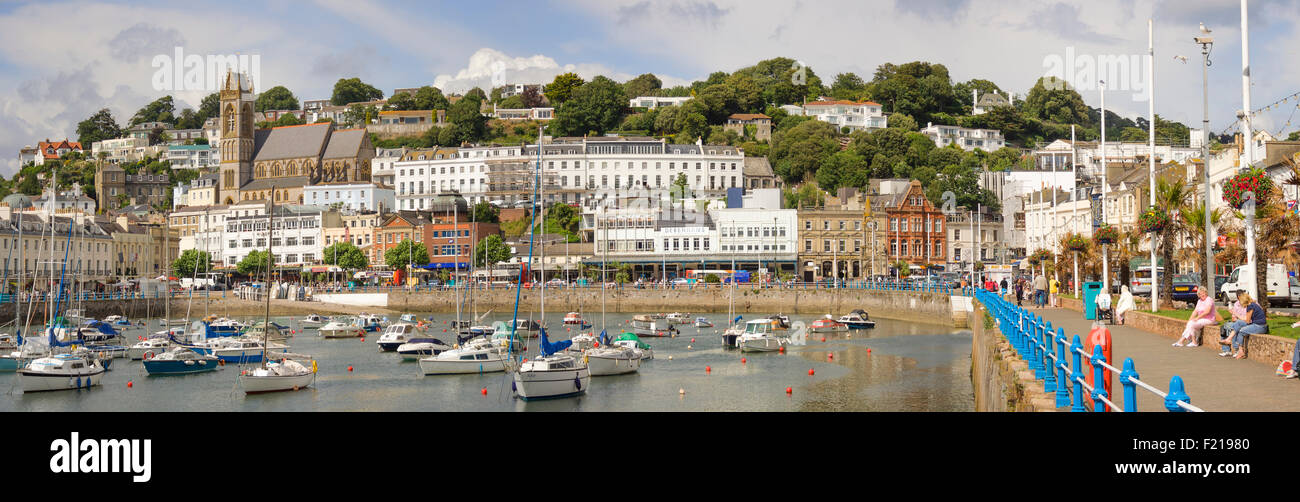 Avec le front de mer de Torquay bateaux amarrés dans le port dans un paysage panoramique. Banque D'Images