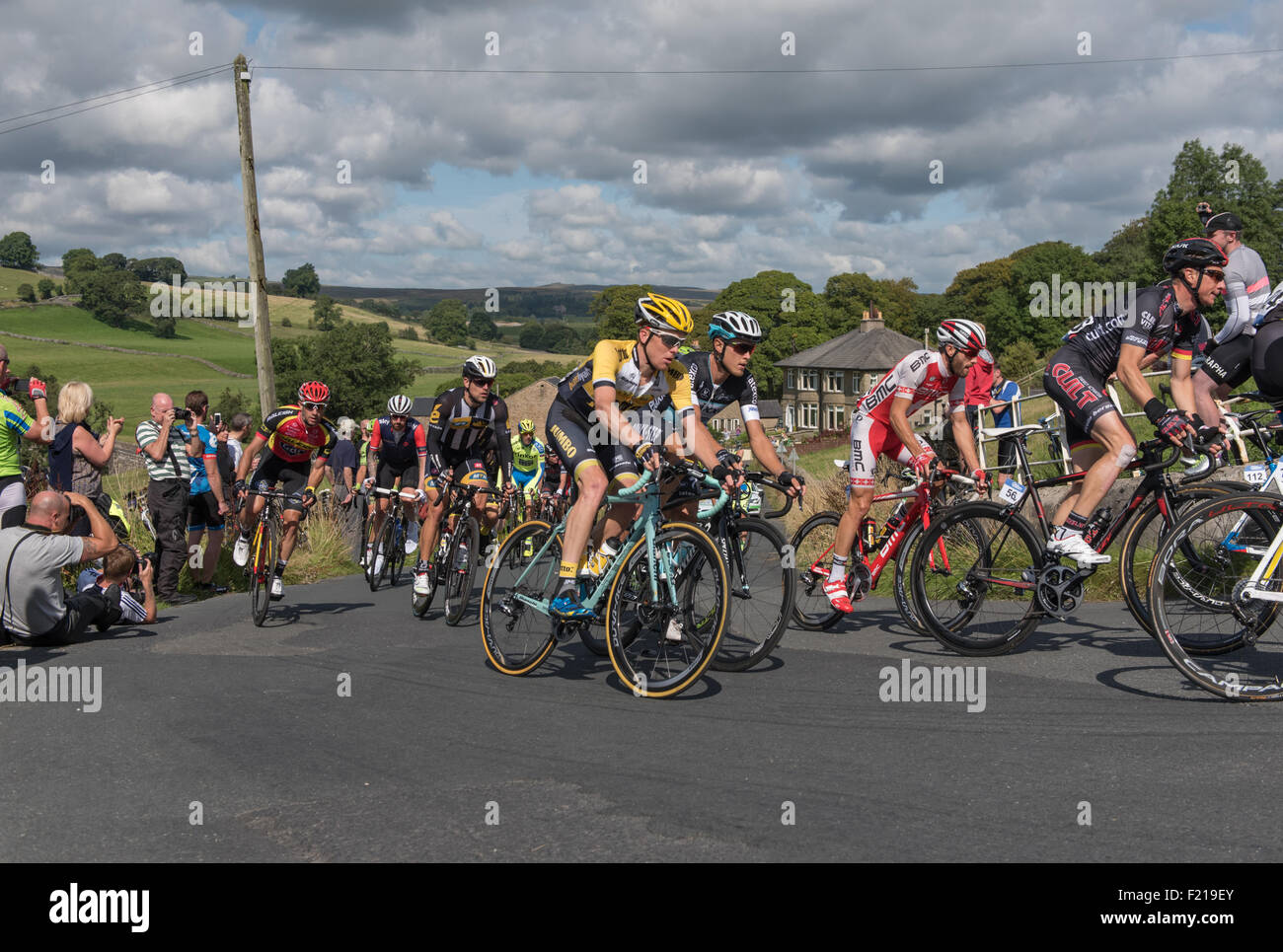 Le peleton escalade de Slaidburn dans le Tour de Grande-Bretagne 2015 Banque D'Images