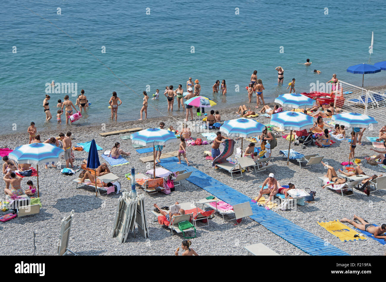 L'Italie, Campanie, Côte Amalfitaine, Amalfi ville plage encombrée de familles Banque D'Images