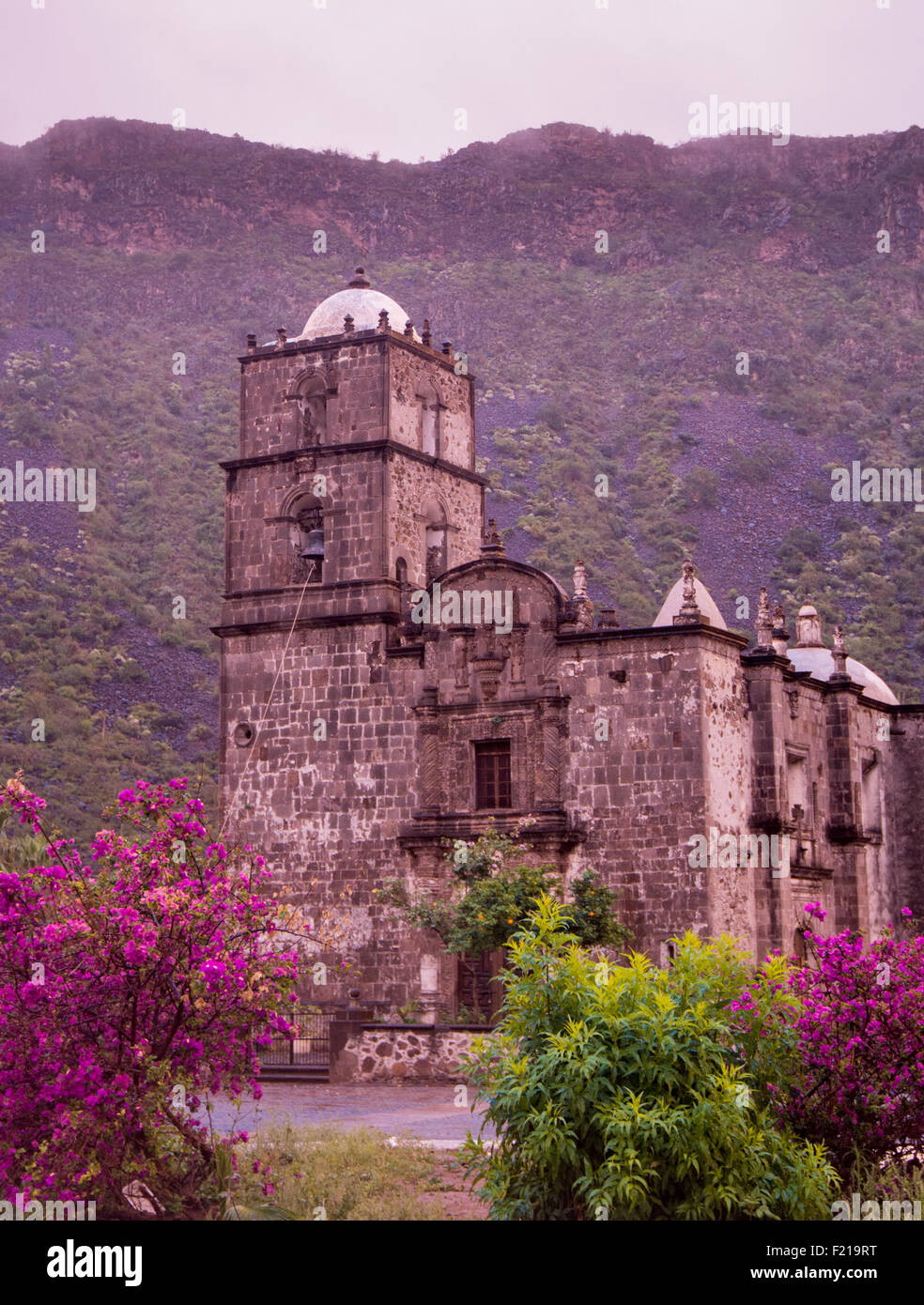 San Javier, Baja, au Mexique. Scenic shot d'église à la sortie de la ville. Banque D'Images