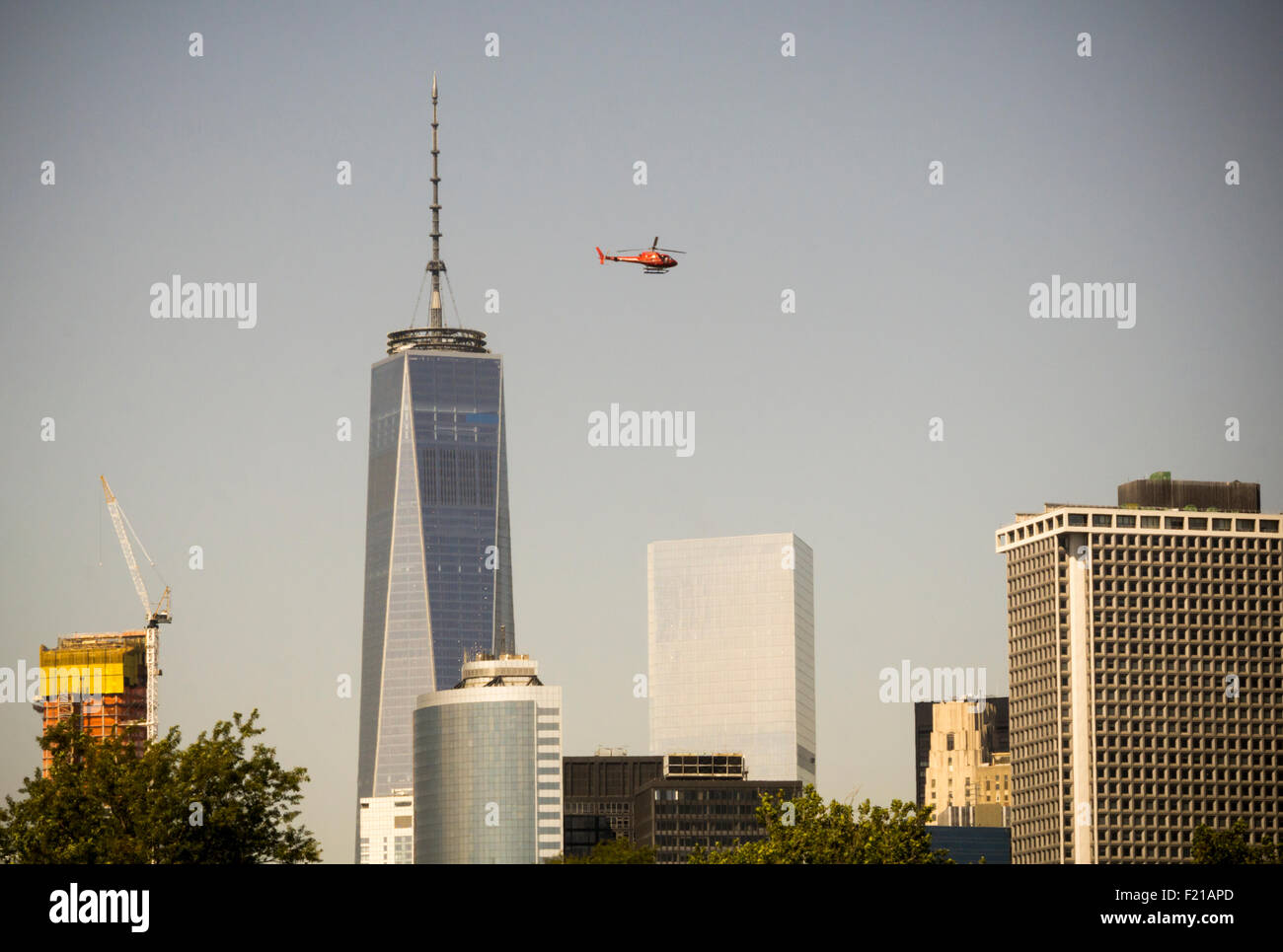 Un hélicoptère vole passé One World Trade Center de New York le dimanche, Septembre 6, 2015. (© Richard B. Levine) Banque D'Images