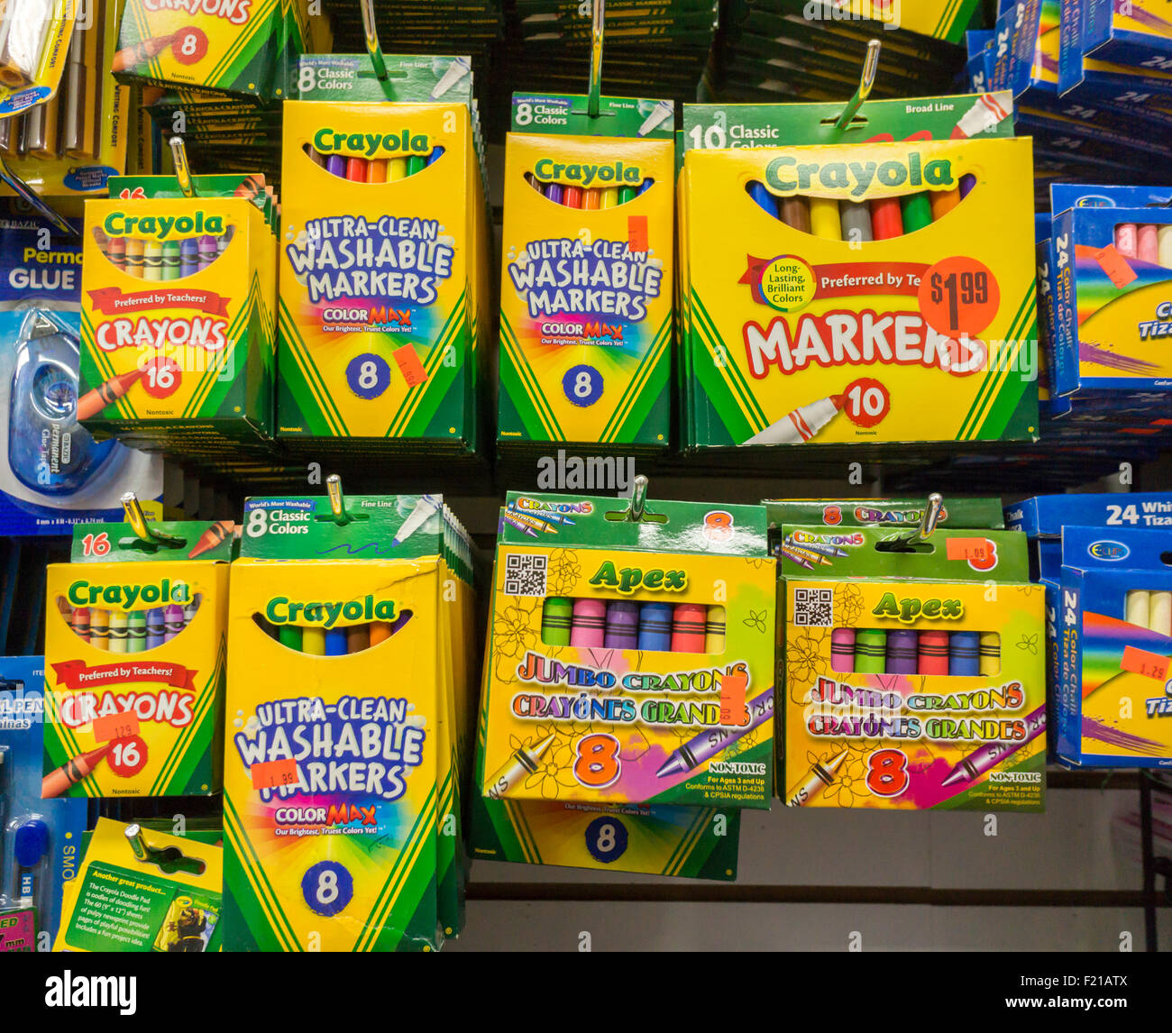 Marque Crayola crayons avec des marques dans la section retour à l'école  d'un magasin à New York le mercredi, Septembre 9, 2015. (© Richard B.  Levine Photo Stock - Alamy