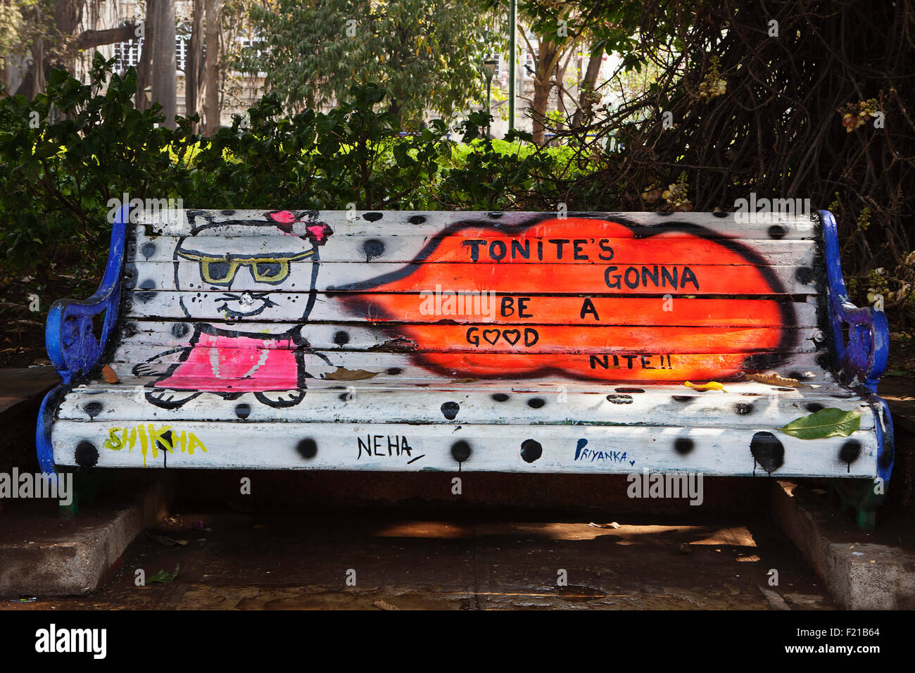 L'Inde Maharashtra Mumbai banc peint avec d'énormes lèvres disant 'Tonite ça va être une bonne Nite ! !" avec un dessin de rat avec Banque D'Images