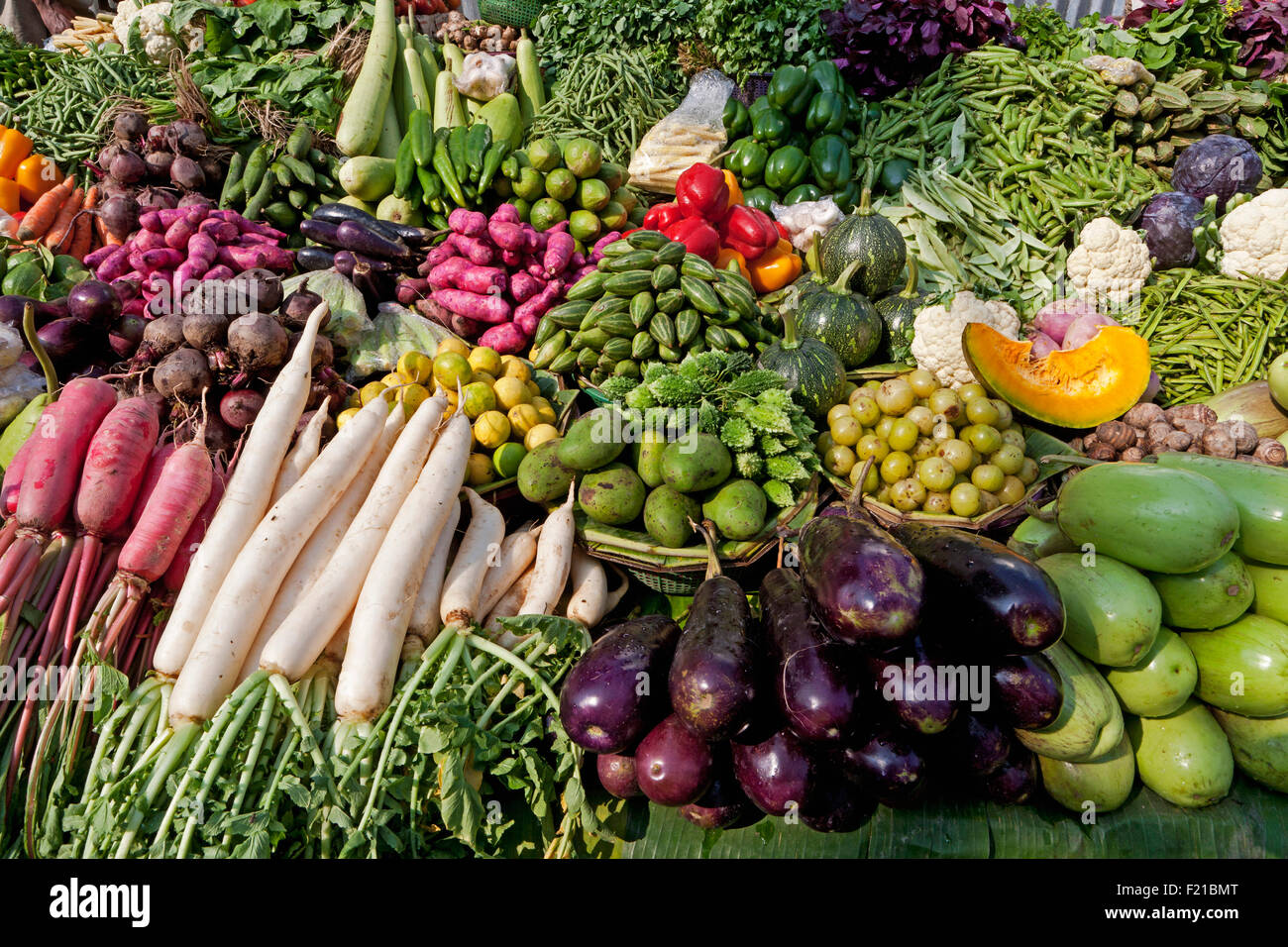 L'Inde, le Bengale occidental, Calcutta, une large sélection de légumes cultivés localement en vente sur un étal de marché. Banque D'Images