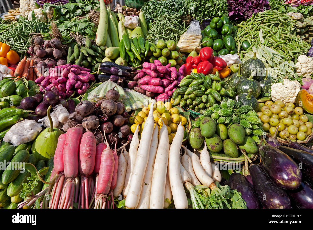 L'Inde, le Bengale occidental, Calcutta, une large sélection de légumes cultivés localement en vente sur le marché de la rue d'un décrochage. Banque D'Images