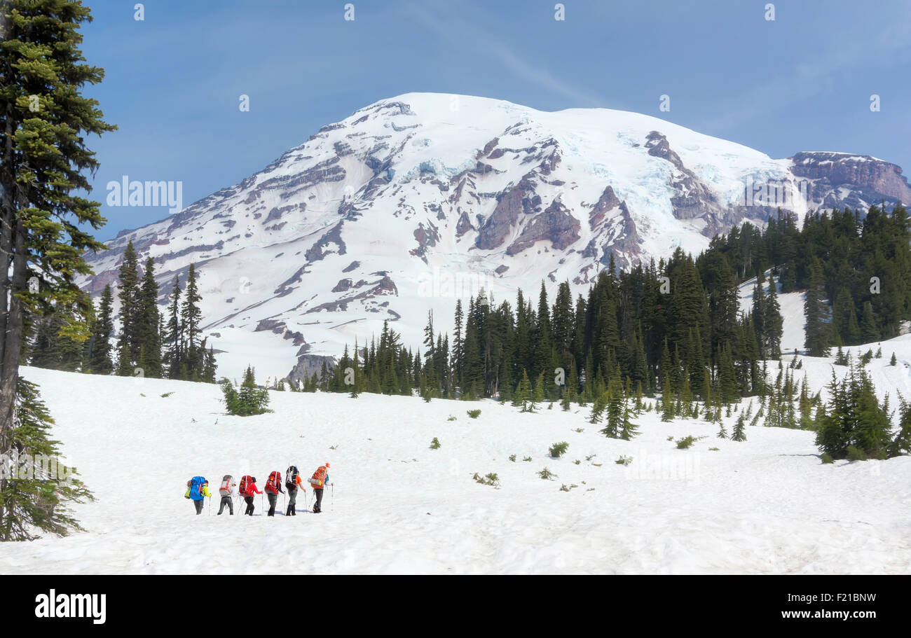 Six randonneurs sur Mt. Rainier par temps clair. 15 Juin, 2013 Banque D'Images
