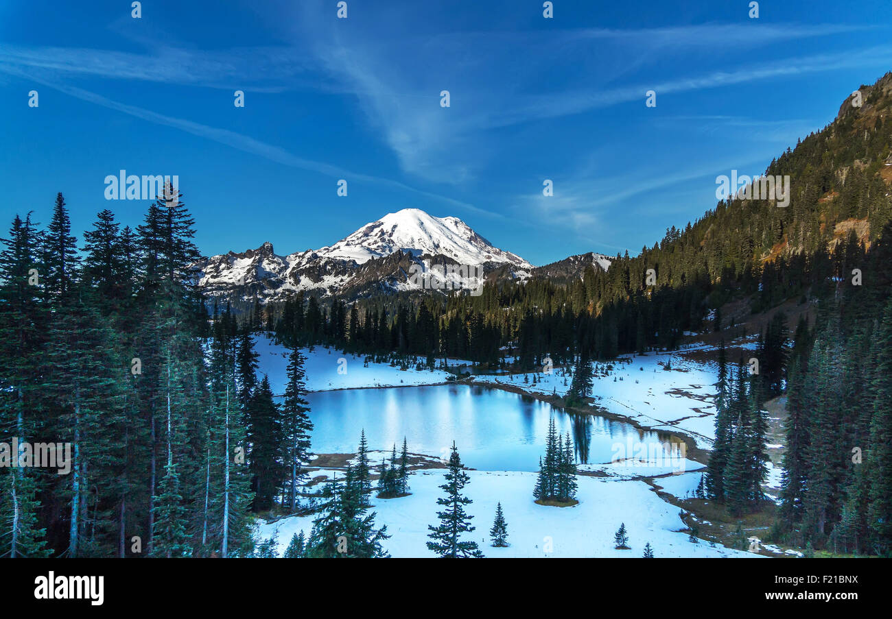 Tôt le matin, au lac Tipsoo Mt. Rainier, Washington. Banque D'Images