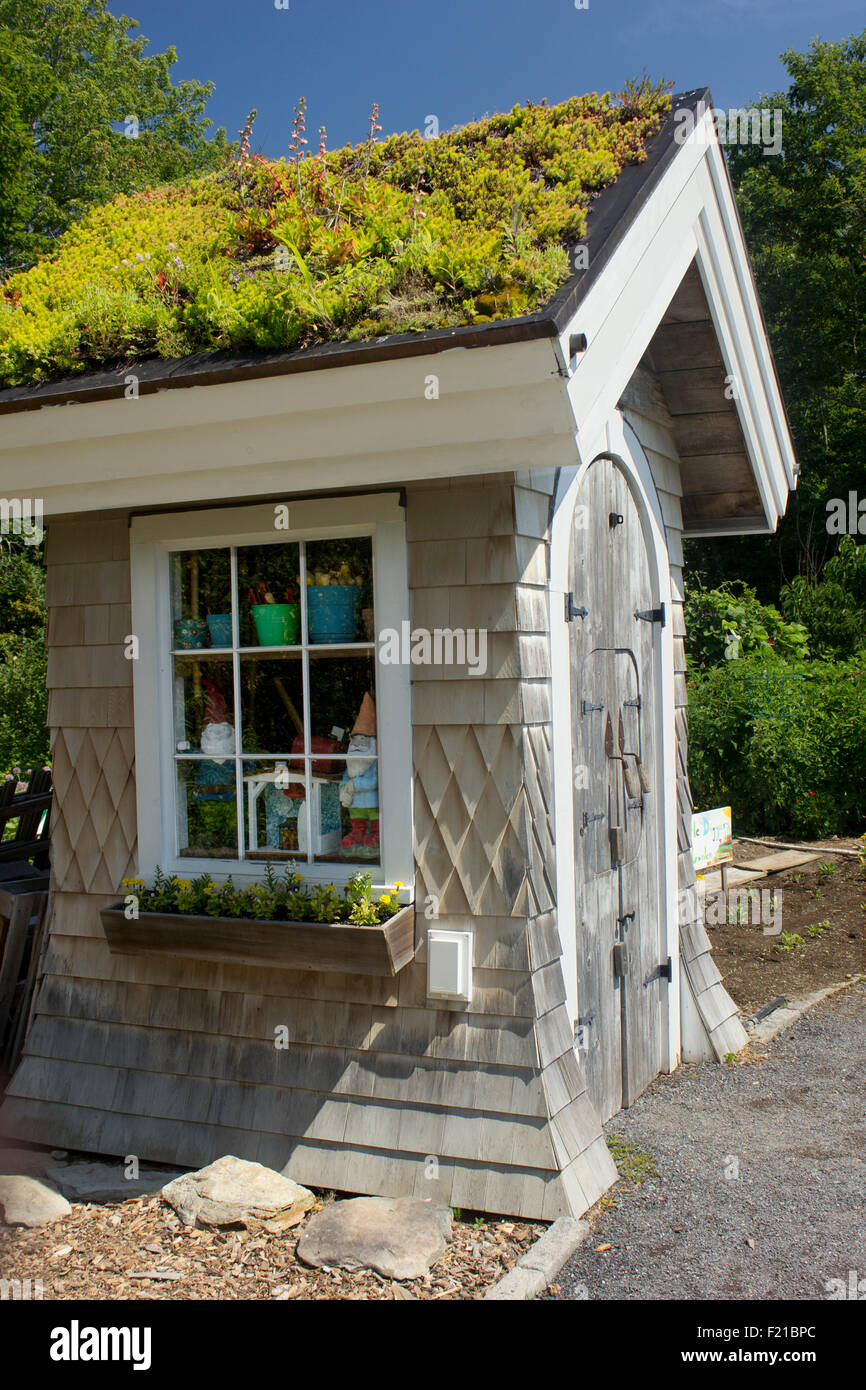 Abri de jardin avec toit d'herbe au Jardins botaniques de la côte du Maine à Boothbay, Maine. Banque D'Images