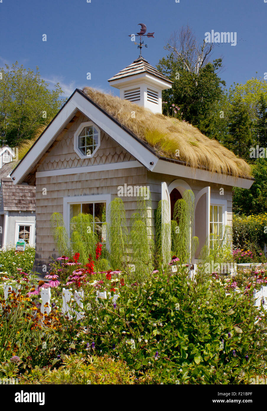 Abri de jardin avec toit d'herbe au Jardins botaniques de la côte du Maine, à Boothbay, Maine. Banque D'Images
