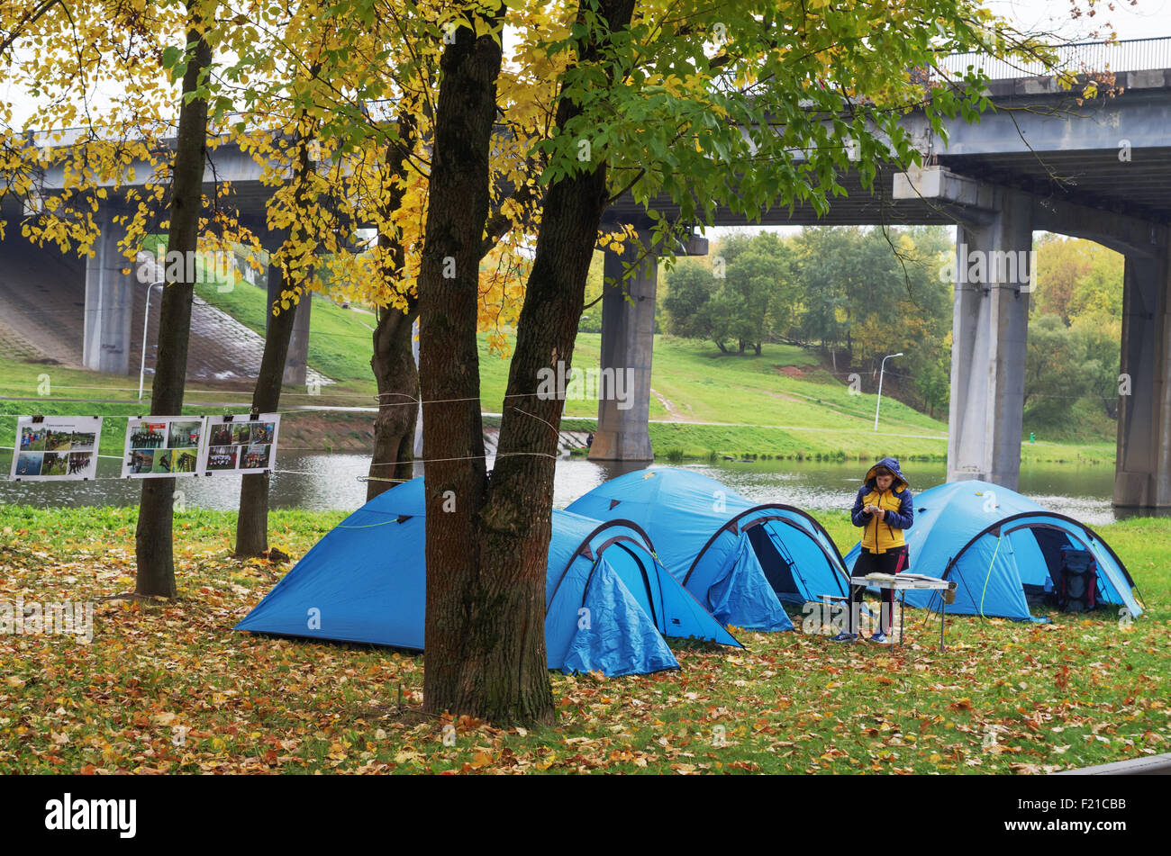 Journée mondiale du tourisme Le tourisme sportif en compétition.park sur la rivière Vitba, Vitebsk - camping. Banque D'Images
