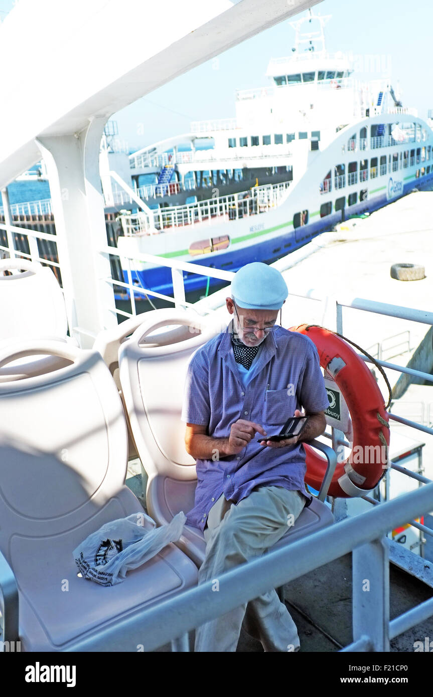 Homme assis sur un navire Banque D'Images
