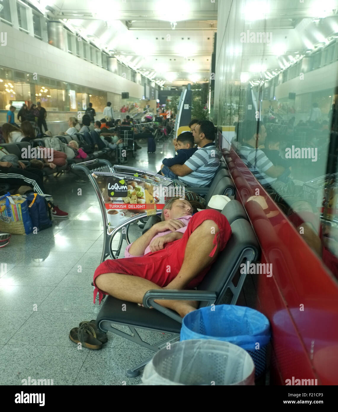 Les passagers fatigués dormir à l'aéroport. Banque D'Images
