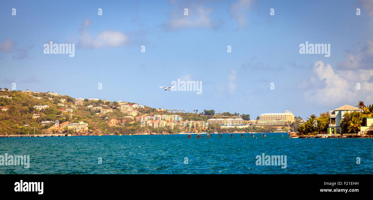 Un hydravion décolle d'une baie de St Thomas, Îles Vierges Britanniques Banque D'Images