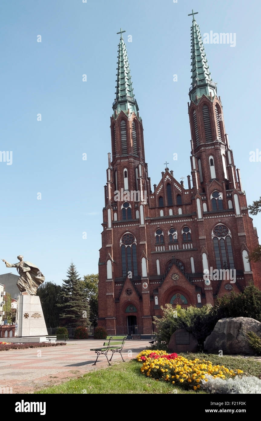 Style gothique Basilique de Saint. Michael Florian Église et monument de père, Ignacy Jan Skorupka, Varsovie, Prague, la Pologne du nord Banque D'Images