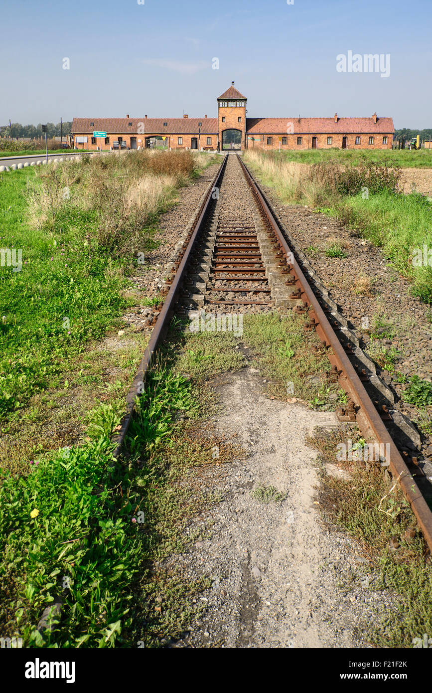 Pologne, Musée d'état d'Auschwitz-Birkenau, le Camp de concentration de Birkenau, les voies de chemin de fer menant aux camps principaux garde SS gate. Banque D'Images