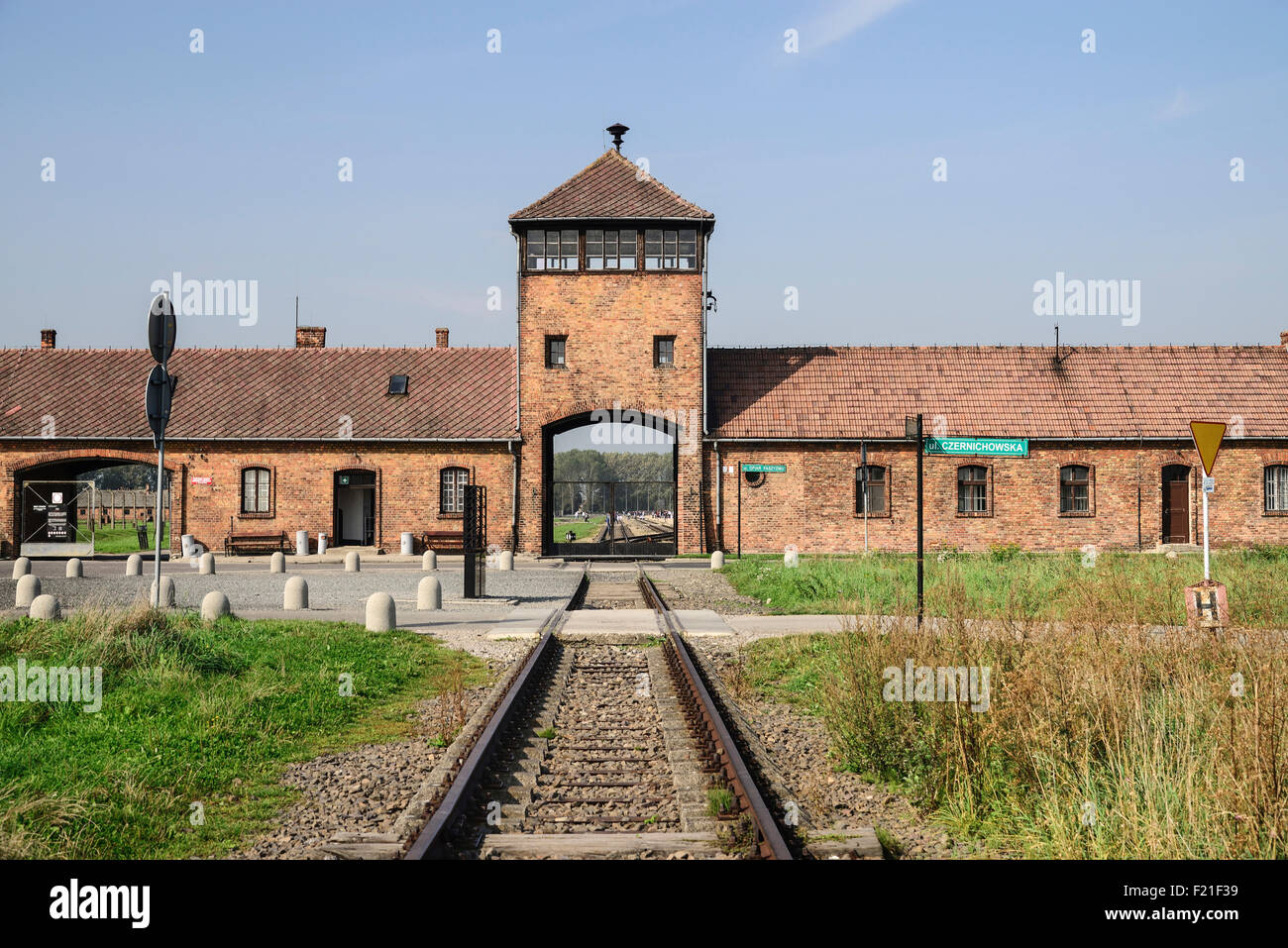 Pologne, Musée d'état d'Auschwitz-Birkenau, le Camp de concentration de Birkenau, les voies de chemin de fer menant aux camps principaux garde SS gate. Banque D'Images