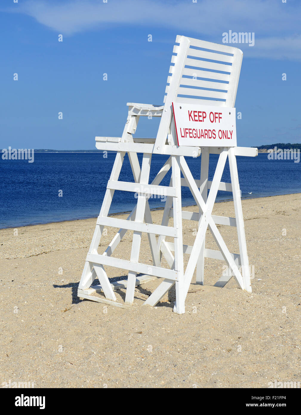 Chaise de sauveteur blanc sur plage de sable avec ciel bleu avec aucun  peuple Photo Stock - Alamy