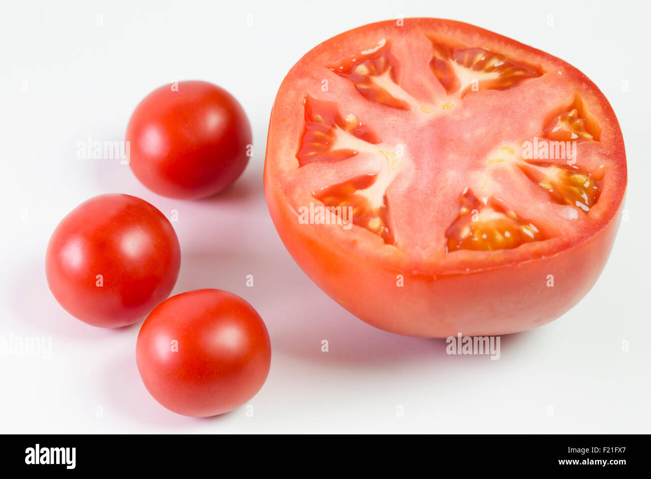 une moitié de tomate Banque D'Images