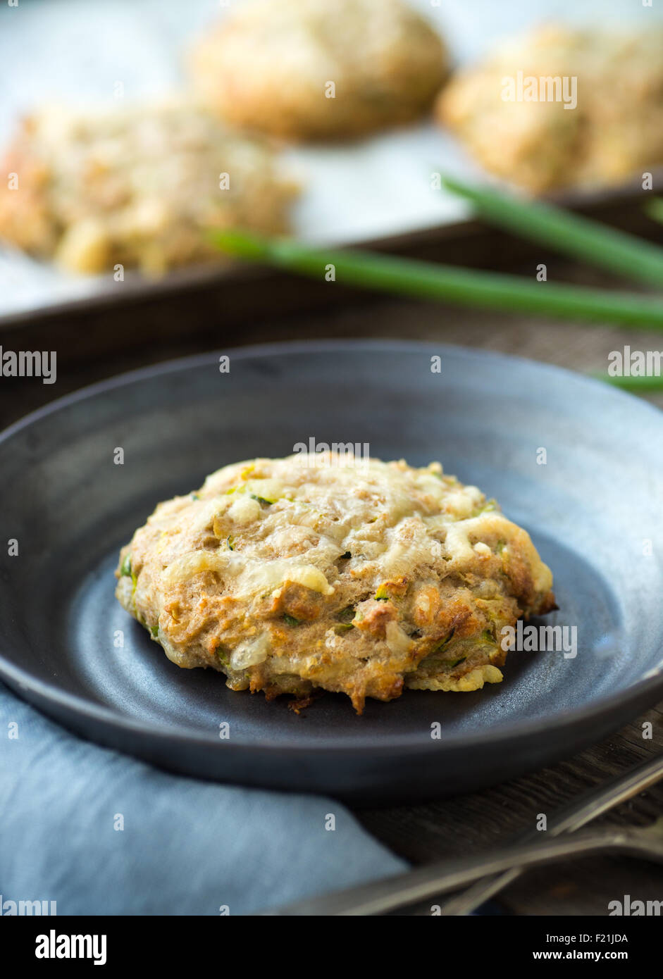 Petit déjeuner délicieux scones avec les courgettes et les oignons verts Banque D'Images