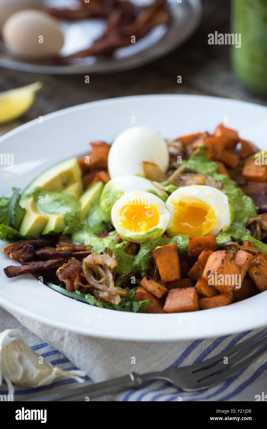 Délicieuse salade avec des œufs durs et du bacon Banque D'Images